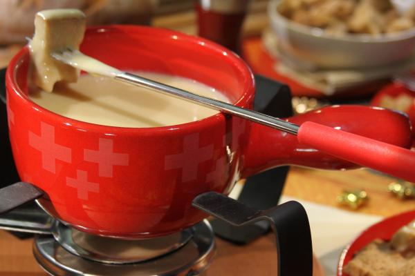 Veganes Fondue with No Moo  A vegan fondue is always an experience. Whether together with friends in the warm living room or outside in the snow. Eating a fondue together lifts the spirits. With the vegan fondue specialities from Vegusto, it also tastes good. And it is also very digestible.