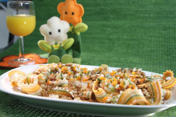 Bunte Bandnudeln mit Vegan-Hack Ein buntes Durcheinander passend zu einem fröhlichen Fest bietet dieses schnelle und leckereFamilienrezept. Ein garantierter Volltreffer für hungrige Kinder und Erwachsene.