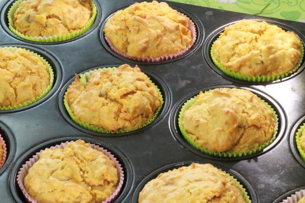 Herzhafte vegane Muffins mit veganer Käsealternative Diese herzhaften Muffins mit dem leckeren Geschmack der No-Muh-Käsealternativen sind bestimmt der Hit bei Ihrem nächsten Sonntagsbrunch.