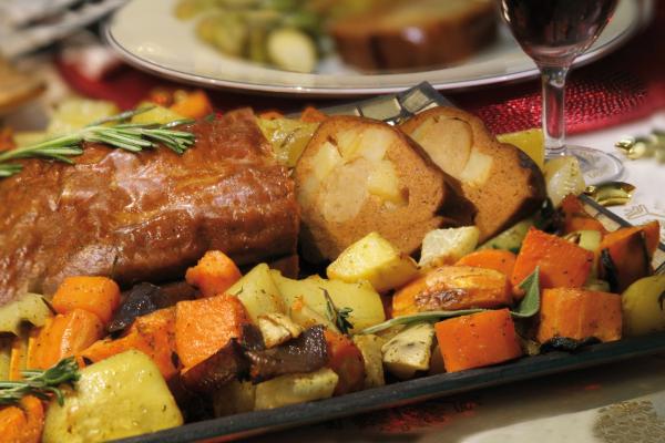 Ofengemüse mit Vegan-Festbratstück  An Familienfesten freuen sich alle auf gemütliche Stunden. Immer ein Genuss ist dabei das in viel liebevoller Handarbeit hergestellte Festbratstück von Vegusto.