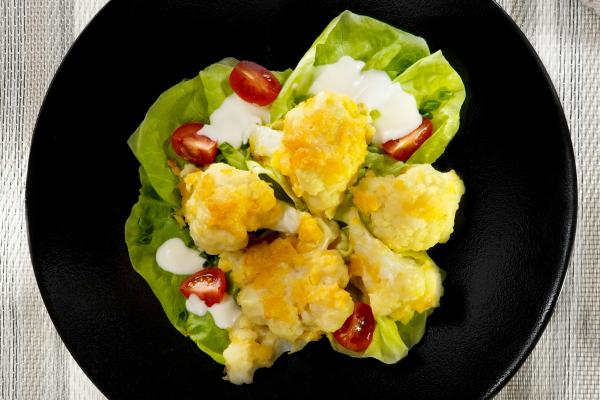 Cauliflower bites with cornflakes and Vegusto crust  When this delicacy is roasting in the oven, a wonderful aroma fills your whole kitchen and whets your appetite! The delicious cauliflower bites are perfect as a finger food for dipping or as a side dish.