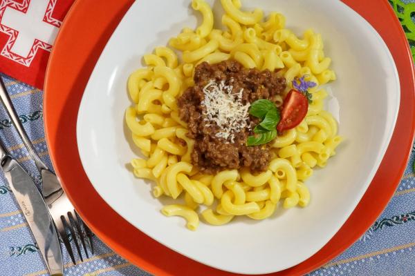 Goldene Hörnli mit Apfelmus und Vegan-Hack  Dieses kultige Schweizer Menü ist auch im Ausland sehr beliebt. Die vegane Varinate mit dem Vegan-Hack von Vegusto ist saftig und schmeckt wie aus Grossmutters Küche!