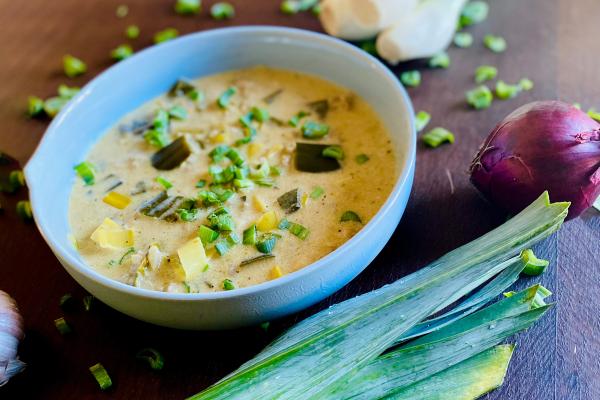 Creamy leek soup with Veggie Mince and No-Moo Vegan Raclette Vegusto's vegan raclette alternative provides extra flavour and creaminess for this traditional winter dish. Time to enjoy!