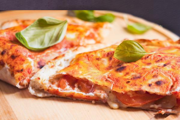 Pizza Calzone mit No Muh, Pizza-Sauce und Melty  Anders als alle anderen Pizzen wird die Calzone nach dem Belegen zusammengeklappt, sodass ein Halbmond entsteht. Ein Rezept, das alle glücklich und satt macht.