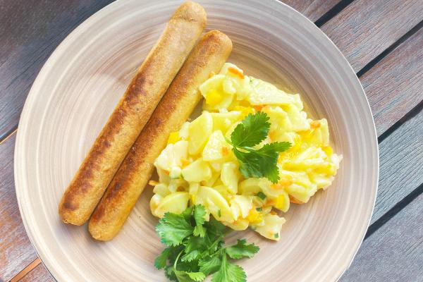 Potato Salad with vegan smoked sausage  A warm potato salad always fits. This traditional mix of potatoes, vinegar, mustard and herbs is refined here with No Moo, Dip and No Moo, Mild-Aromatic.