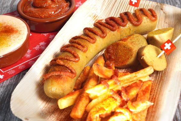 Saucisse végane au curry avec sauce ketchup  Le grand classique version végane Une saucisse au curry comme au truck-food du coin, mais avec une sauce tomate faite maison! Juteux et délicieux!