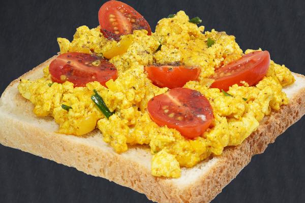 "Œufs" brouillés de tofu au kala namak Des œufs brouillés véganes peuvent être préparés très facilement avec du tofu et un peu de kala namka (sel de soufre). Ce sel, qui sent bon l'œuf, convient ici parfaitement.