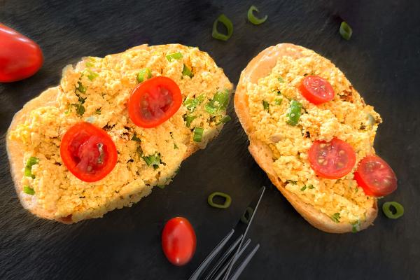 "Œufs" brouillés de tofu au kala namak Des œufs brouillés véganes peuvent être préparés très facilement avec du tofu et un peu de kala namka (sel de soufre). Ce sel, qui sent bon l'œuf, convient ici parfaitement.