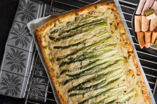 Asperges vertes sur pâte feuilletée, fourrées au fromage végane  Le printemps invite au plaisir des asperges. Un No Muh au goût de fromage et des asperges fondantes sur un lit de pâte feuilletée. Cette recette est simple, se prépare en un tour de main et est très, très savoureuse!